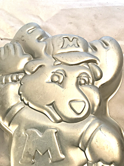 Wilton Cake Pan 1985 Montgomery Moose (2105-1968) Roller Skating