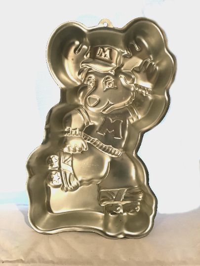 Wilton Cake Pan 1985 Montgomery Moose (2105-1968) Roller Skating