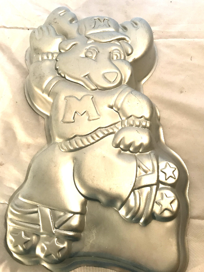 Wilton Cake Pan 1985 Montgomery Moose (2105-1968) Roller Skating