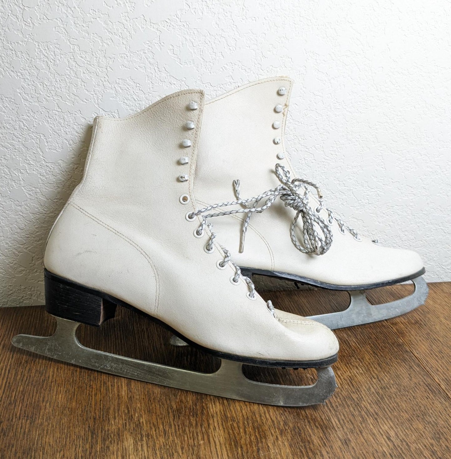 Vintage White Ice Skates - Womans Size 9