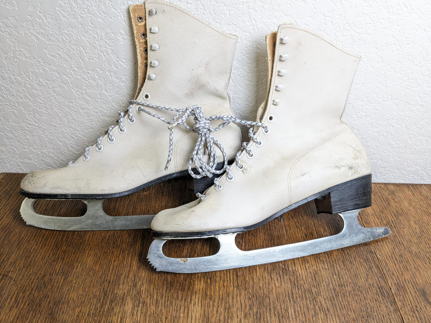 Vintage White Ice Skates - Womans Size 9