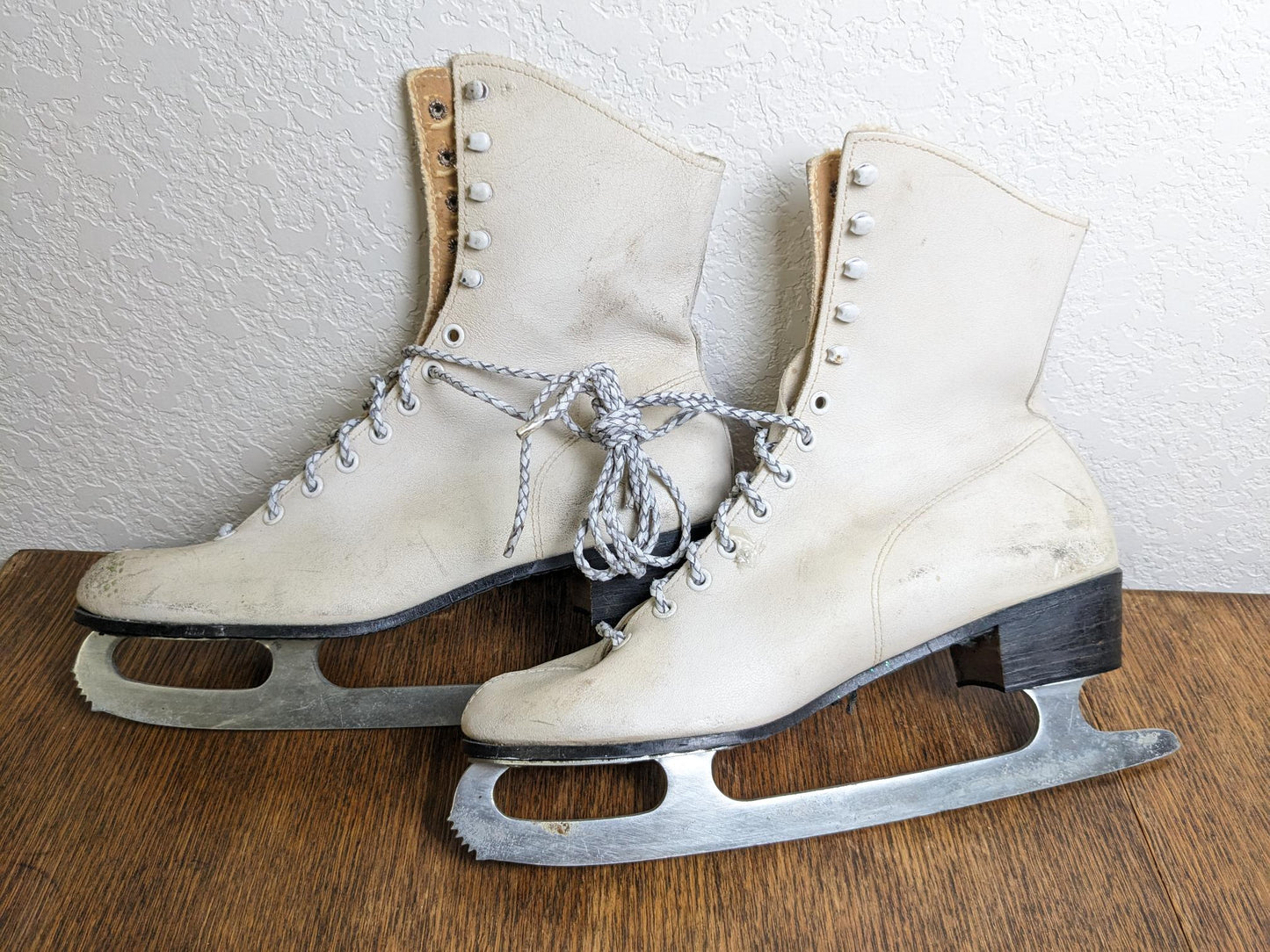 Vintage White Ice Skates - Womans Size 9