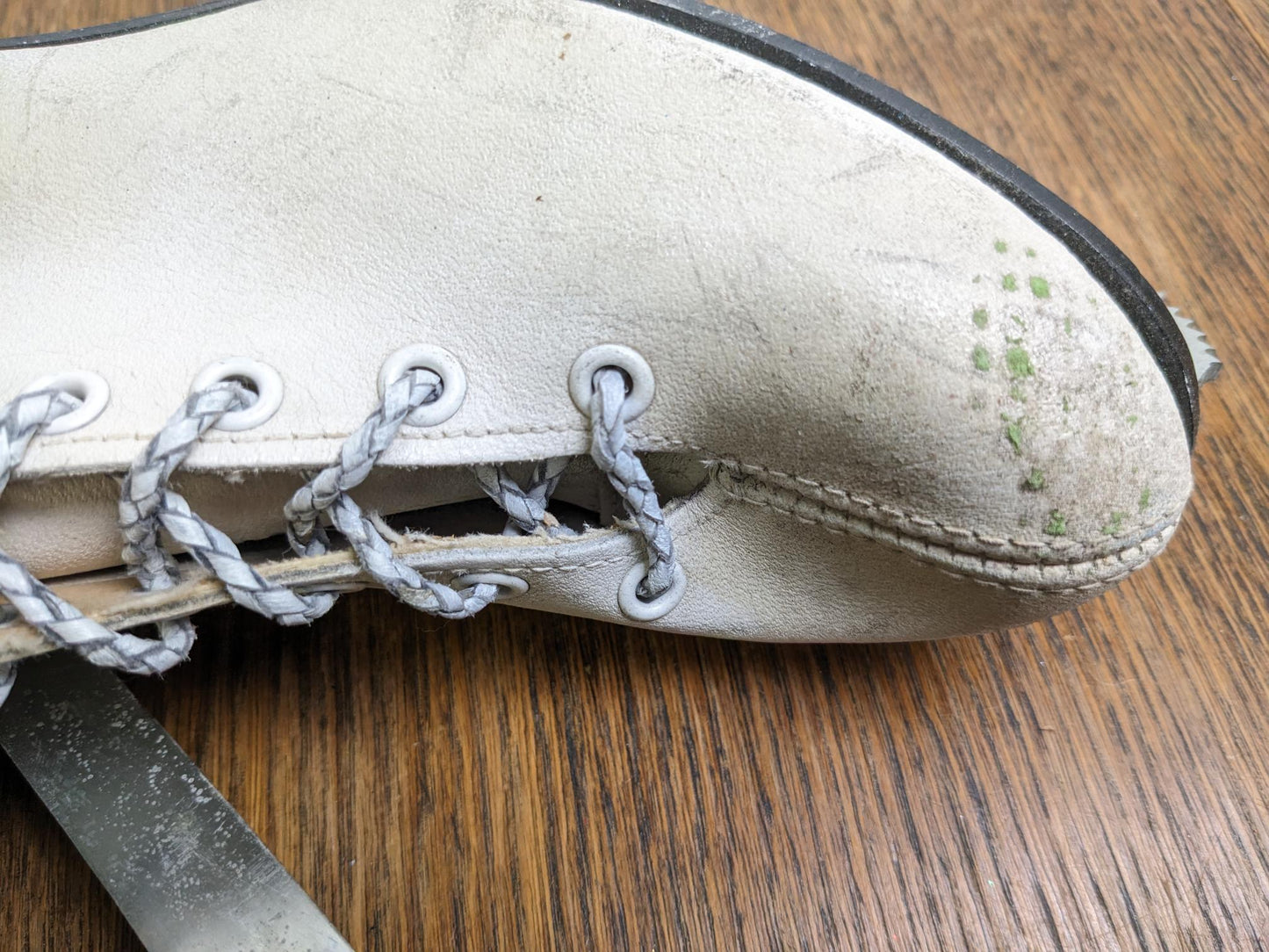 Vintage White Ice Skates - Womans Size 9