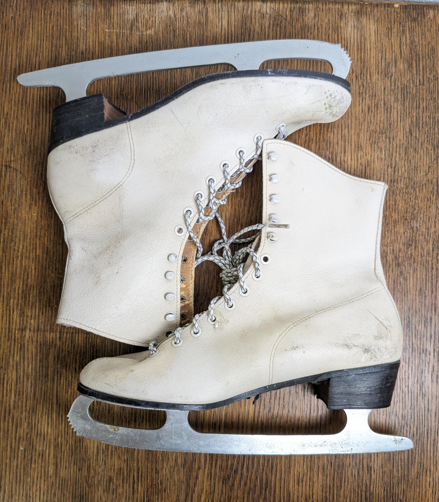 Vintage White Ice Skates - Womans Size 9