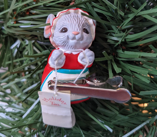 Hallmark 1992 Holiday Tea Mouse Clip Ornament