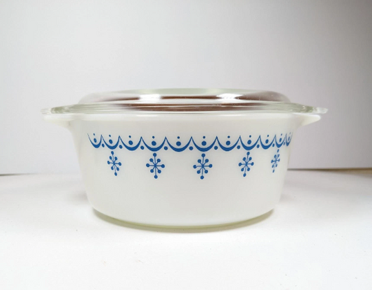 Pyrex Snowflake Blue Garland 1 1/2 Pint Casserole Dish with Lid 472