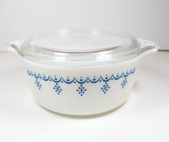 Pyrex Snowflake Blue Garland 1 1/2 Pint Casserole Dish with Lid 472