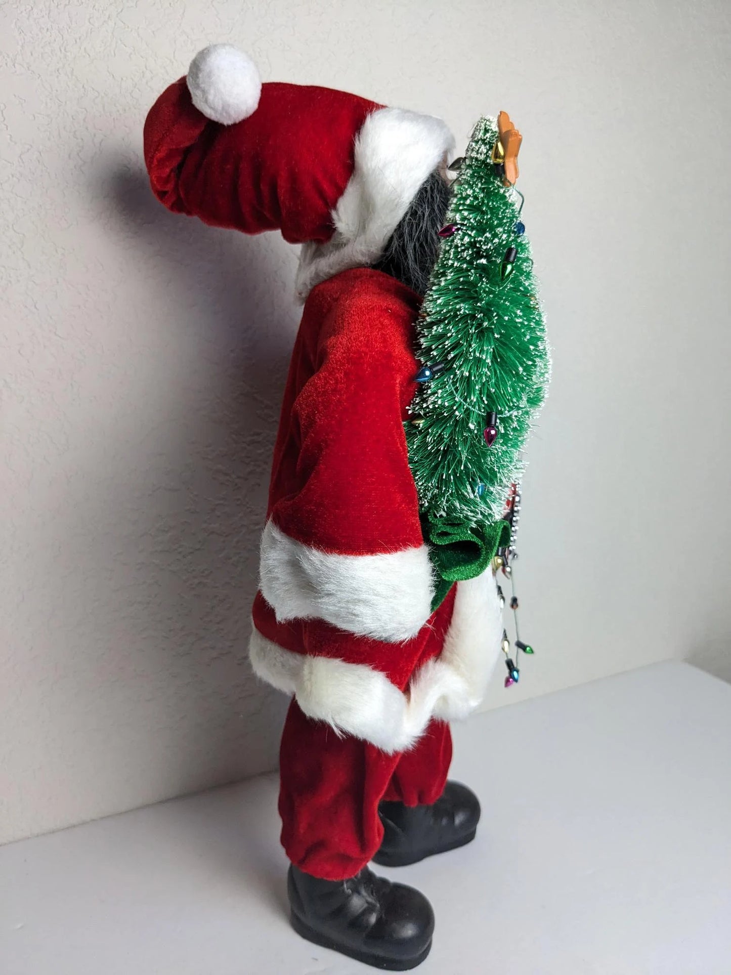 Vintage Santa Claus and Wreath Christmas Figurine